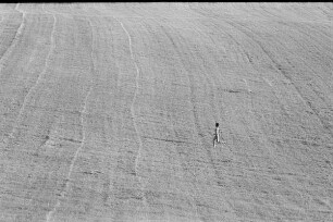 Čičmany. Akt-Pleinair 1980. Abgeerntetes Feld mit einer rennenden jungen Frau