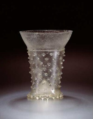 Nuppenbecher aus entfärbtem Glas
