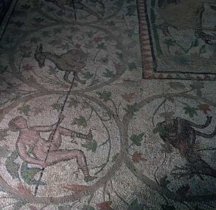 Nikopolis (Epirus). Dumetios-Basilika, Mitte 6. Jh. Der Fußboden des Diakonikons zeigt Mosaiken von Jägern und wilden Tieren in durchaus heidnischer Manier