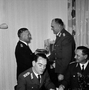 Polizeirevier: Verabschiedung des Wachleiters Polizeihauptmeister Bruno Themar in den Ruhestand: Überreichung des Ehrentellers der Freiwilligen Feuerwehr Ahrensburg durch den Wehrführer Heinz Poschmann im Beisein von dem Leiter der Polizeiinspektion Bad Oldesloe Polizeirat Gerhard Schöneich und Kollegen: hinten rechts Fenster