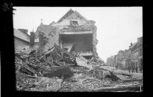 Saint-Quentin (Dep. Aisne, Frankreich): "zerschossene Häuser"