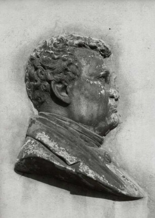 Grabmal für Heinrich August Schulze, gestorben 1861 : Grabmalsrest für Heinrich August Schulze, gestorben 1861, Sandstein, nach 1861, Detail: Portrait Relief, Lößnitz (Kreis Aue), Hospitalkirche Sankt Georg, Kirchwand