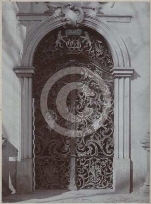 Ziergitter am Portal der Grabkapelle Martens (Kosche) auf dem Gnadenfriedhof Hirschberg