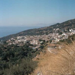 Samos. 476km2, 410000 Einwohner. Marathókampos östlich vom Kérkia. Furni-Inseln und Ikaría. Südküste