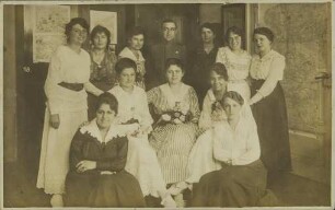 [Gruppenporträt von Frauen]