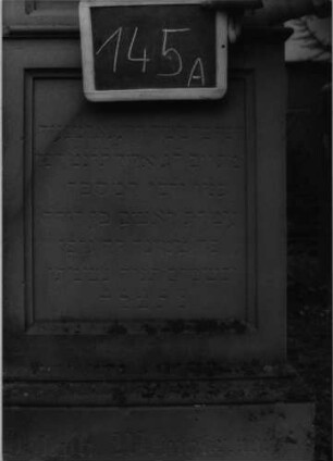 Grabstein 145 (Index: 100081295) Zustand: noch stehend Maße HxBxT: 160x64x28 cm: Grabstein 145A (2)