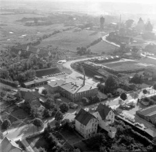 Hero Armaturenwerk (Ratzeburger Straße): Luftbild des Betriebsgeländes: im Vordergrund rechts Holzhandlung, im Hintergrund Wasserturm, rechts davon Silos von Johannes Ströh Gloria Mehl