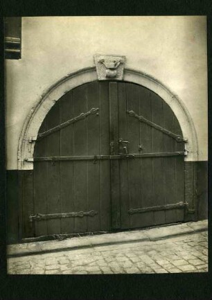 Kellertür mit Beschlägen