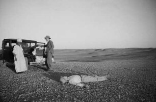 Professor Hamann mit einem Auto in der Wüste