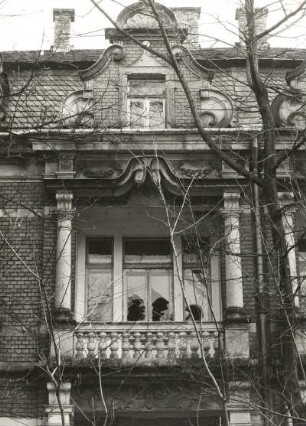 Dresden-Neustadt, Louis-Braille-Straße 10 / Radeberger Straße 34. Doppelwohnhaus (1899). Balkon und Giebelfenster