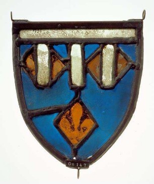 Farbglasscheibe in Schildform mit heraldischen Lilien und drei weißen Sparren. Zugehörig zu einer Gruppe von vier Scheiben (vgl. Gm.003, 009, 146)
