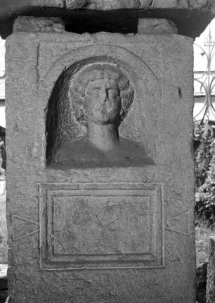 Grabstele mit Bildnisbüste