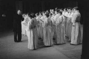 Aufnahmen eines Chorauftritts der "Petits Chanteurs á la Croix de Bois" und Leitung von Abbé Fernand Maillet in Berlin