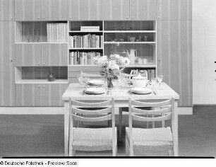 Anbauwand (Modell 657) : Wohnzimmermöbel (1972; Möbelkombinat Nord (MKN)). Ansicht mit Eßplatz vor Anbauwand