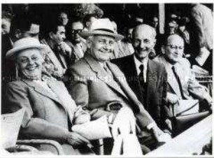 Wilhelm Pieck besucht ein Rennen auf der Galopprennbahn in Hoppegarten