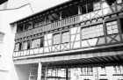 Überlingen: Hochgebocktes Fachwerkhaus eines Kaufhauses, auf Betonfundament