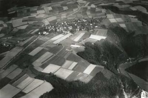 Mittelndorf (Sebnitz-Mittelndorf). Stadtteilansicht mit Waldhufenfluren und Steilabsturz zum Kirnitzschtal. Luftbild-Schrägaufnahme von Südwesten