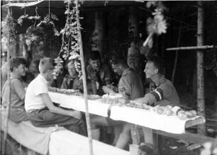 Murnau: Hochlandlager, Abendbrot, einer hat Geburtstag, Tisch mit Kuchen
