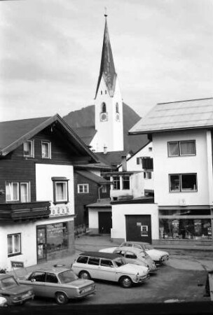 Oberstdorf: Gasse mit Kirche