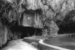 Moldova Veche [Altmoldowa, Banat]: Straße mit der Gedenktafel von [Stefan] Szechenyi im Felsen