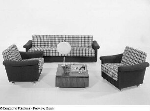 Couchtisch : Sitzgruppe (1972; Polstermöbelkombinat Oelsa-Rabenau (PMK)) und Couchtisch