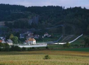 Deutsch-deutsche Grenze : Blick auf Heinersdorf (DDR) im Frankenwald, hinter der deutsch-deutschen Grenze.