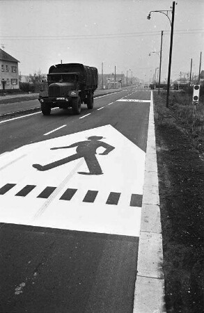 Hinweis auf kommenden Zebrastreifen für Autofahrer.