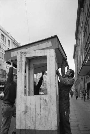 Aufstellung von Lotteriebuden in der Innenstadt für die von der Verkehrswacht Karlsruhe veranstaltete Lotterie