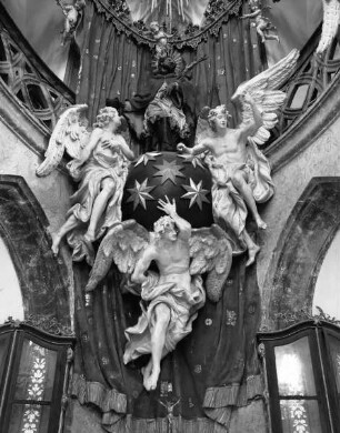 Hauptaltar mit einer Gruppe von fünf Engeln, die im Flug einen Vorhang halten und eine Kugel stützen, auf der Johann von Nepomuk steht
