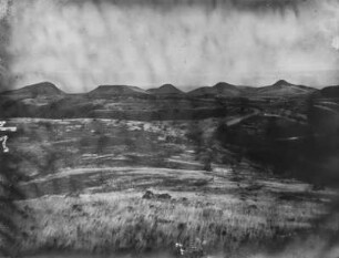 Berglandschaft : Blick über Felder auf eine Gebirgskette in der Nähe von Praia.
