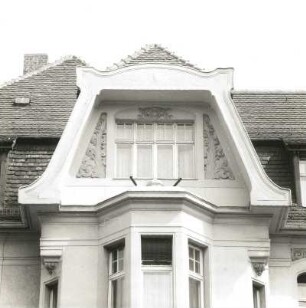 Cottbus. Wohnhaus, Schwanstraße 11/Ecke Bahnhofstraße. Anfang 20. Jahrhundert. Dacherker über Risalit (Bahnhofstraße)