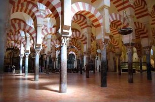 Cordoba - Innenraum der Mesquita Moschee-Kathedrale : Mezquita-Moschee mit ca. 800 Säulen, aufgenommen in Cordoba im Mai 2007