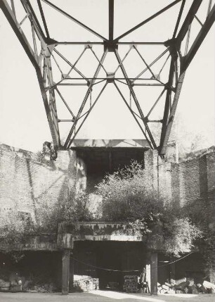 Dresden-Südvorstadt, Nürnberger Straße/Hohe Straße. Ruine der Zionskirche (1908-1912, R. Schilling, J. W. Gräbner; zerstört 1945), als Lapidarium genutzt. Inneres mit Orgelempore und Stahltragwerk