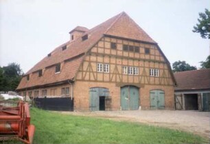ehemaliges Gut Trenthorst-Wulmenau: Wulmenau: Wirtschaftshof: Bullenstall, Traufseite, Giebelseite: rechts Traktorschuppen