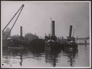 Schiffe am Binnenhafen Duisburg-Ruhrort