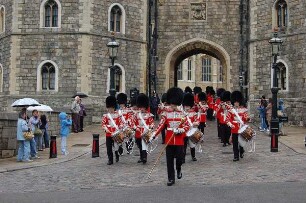 Windsor bei London - Gardesoldaten am Schloss : Königliche Garde verläst nach Wachablösung Schloss Windsor, aufgenommen am 15. Mai 2006