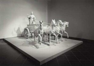 Modell der Quadriga für das Braunschweiger Schloß (Maßstab 1:3) : Raumaufnahme. Erstes Kabinett mit Modell der Quadriga für das Braunschweiger Schloß (1855-1860; E. Rietschel)