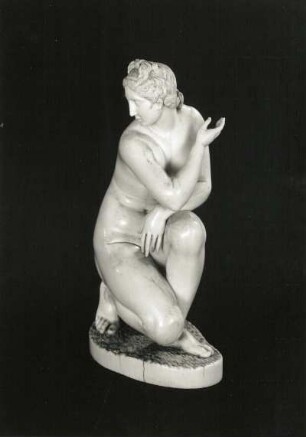 Kauernde Venus : Kauernde Venus. Elfenbein; Höhe 18 cm (1801/1900). Dresden: Grünes Gewölbe VII 133