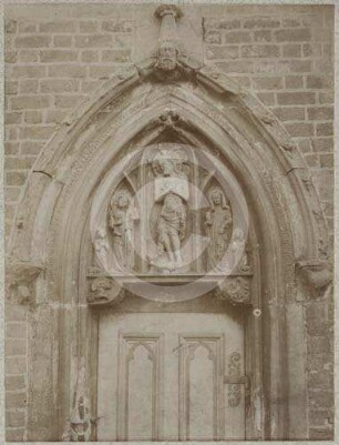 Tympanon über dem Portal der Burgkapelle Lüben