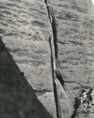 Sächsische Schweiz. Schrammsteine, Dreifingerturm. Seilschaft K. Gonda/ G. Junghans am Südriß (VII b)