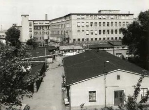 Dresden-Südvorstadt, Zwickauer Straße 58/52. Fabrikgebäude (um 1928). Blick von der Nossener Brücke