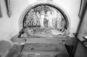 Rötteln: Gruft mit Figuren in der Kirche