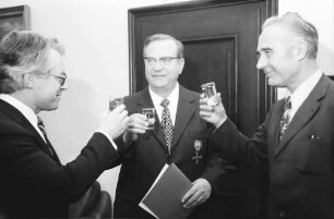 Freiburg: Regierungspräsidium; Bundesverdienstkreuz für Wilhelm Widerhold überreicht durch Wirtschaftsminister Eberle