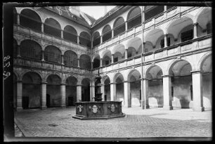 Österreich, Linz. Linzer Landhaus mit Laubenhof und Planetenbrunnen