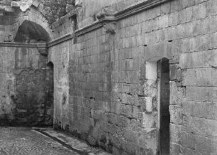 Reste eines romanischen Hauses neben dem Museum