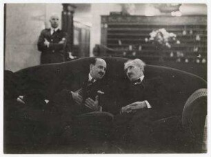 Arturo Toscanini mit Maurice van Praag, dem Manager des New York Philharmonic Orchestra in der Halle des Mayflower Hotels in Washington D.C.. links: Maurice van Praag, rechts: Arturo Toscanini