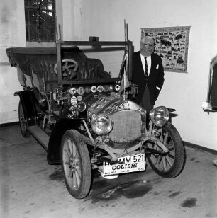 Automuseum: neben Herrenhaus Tremsbüttel: Innenansicht: Oldtimer "Colbri", Baujahr 1904: Besucher