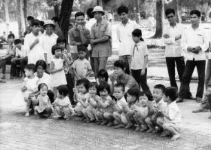 Hanoi. Kinder und Erwachsene posieren in einem Park
