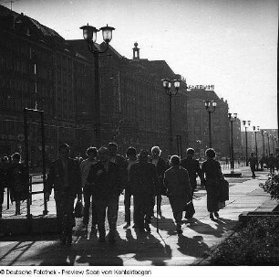 Stadtzentrum mit Passanten und Besuchern