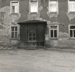 Lengenfeld-Plohn, Plohner Hauptstraße 13. Rittergut Plohn (nach 1804). Seitengebäude. Hauseingang